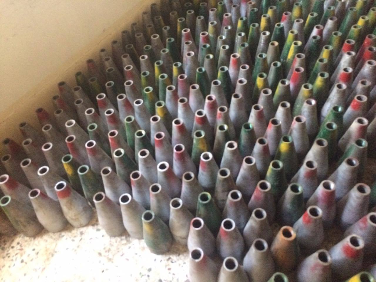 به‌ وێنه‌.. له‌ كارگه‌يه‌كى درووستكردنى چه‌كى داعشدا قوتوى بيره‌ و وێسكى دۆزرايه‌وه‌